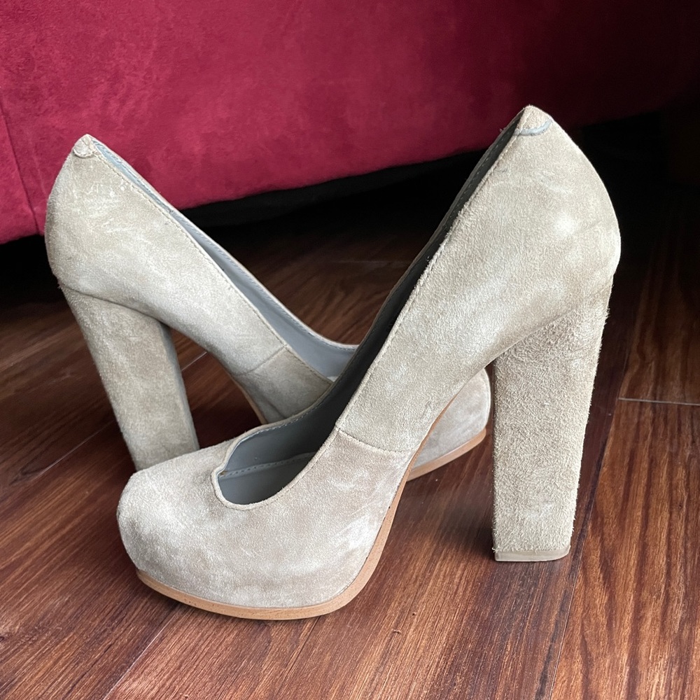 Steven Madden Platform Pumps